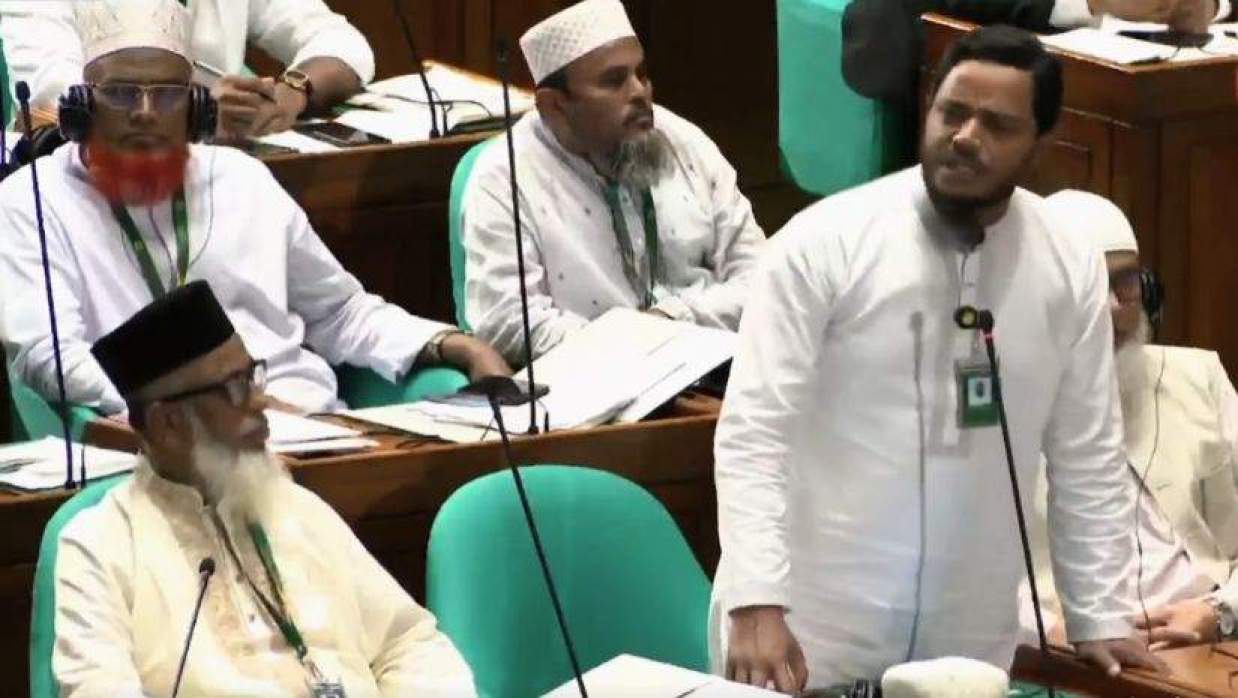 সংবিধান মানলে প্রধানমন্ত্রী অন্য দেশে, স্বরাষ্ট্রমন্ত্রীর দেশের বাইরে থাকার কথা