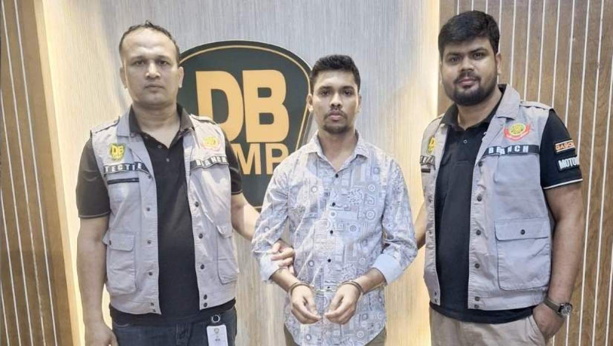 ভিআইপি ও পুলিশ কর্মকর্তাদের নামে ভুয়া আইডি খুলে প্রতারণা, যুবক গ্রেপ্তার