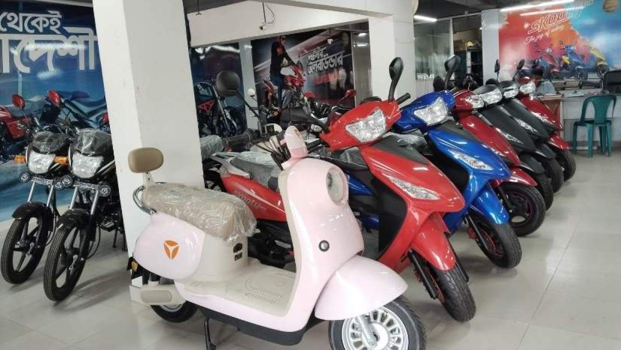 সাতক্ষীরায় তেল সংকটে মোটরসাইকেল বাজারে ধস, বাড়ছে ব্যাটারিচালিত বাইকের চাহিদা