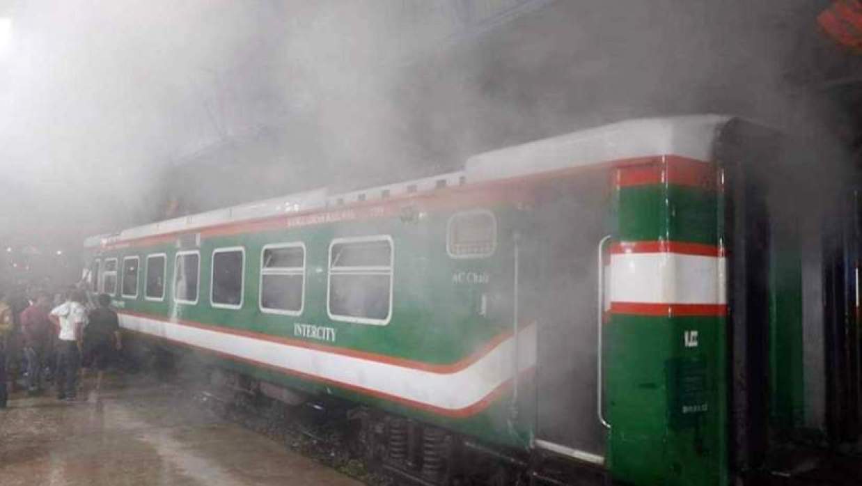 সিলেটগামী উপবন এক্সপ্রেসে আগুন
