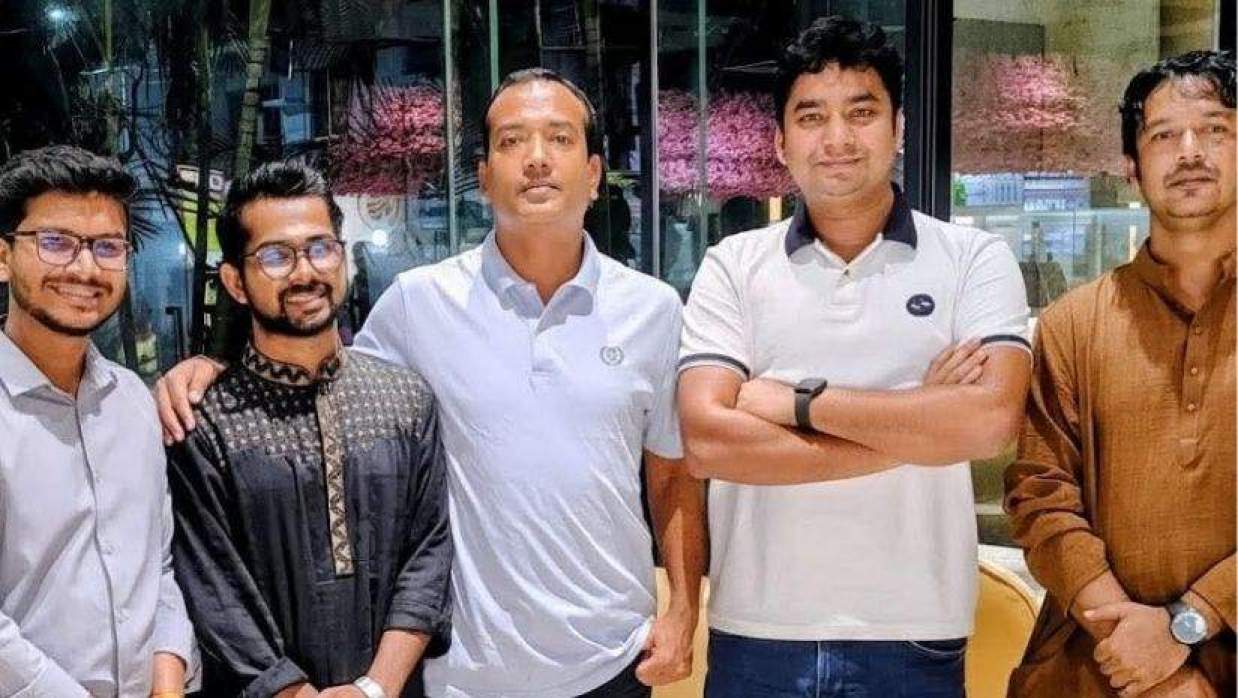 ছাত্রদল সভাপতি-সম্পাদকের সঙ্গে এ&zwnj;কেএম রা&zwnj;কিব (বাঁ থেকে দ্বিতীয়)