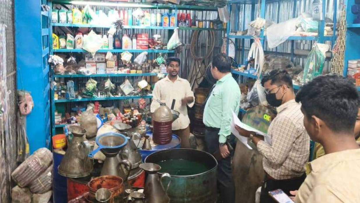 আনোয়ারায় বেশি দামে খোলা তেল বিক্রি, দুই দোকানিকে জরিমানা