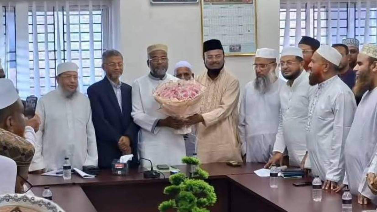 মাদ্রাসা শিক্ষার ঐতিহ্য ফিরিয়ে আনতে শিক্ষক নেতাদের সহযোগিতা চান ইআবি ভিসি