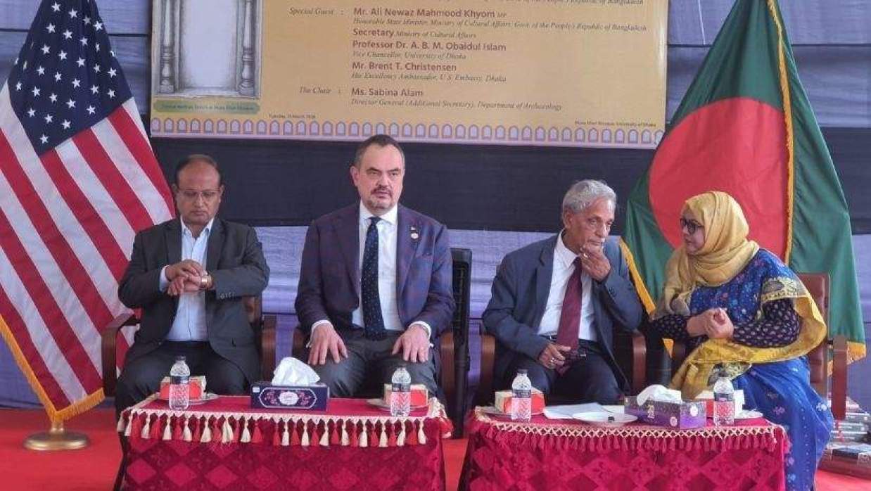 ঢাকা বিশ্ববিদ্যালয়ের মুসা খান মসজিদ প্রাঙ্গণে মার্কিন রাষ্ট্রদূত