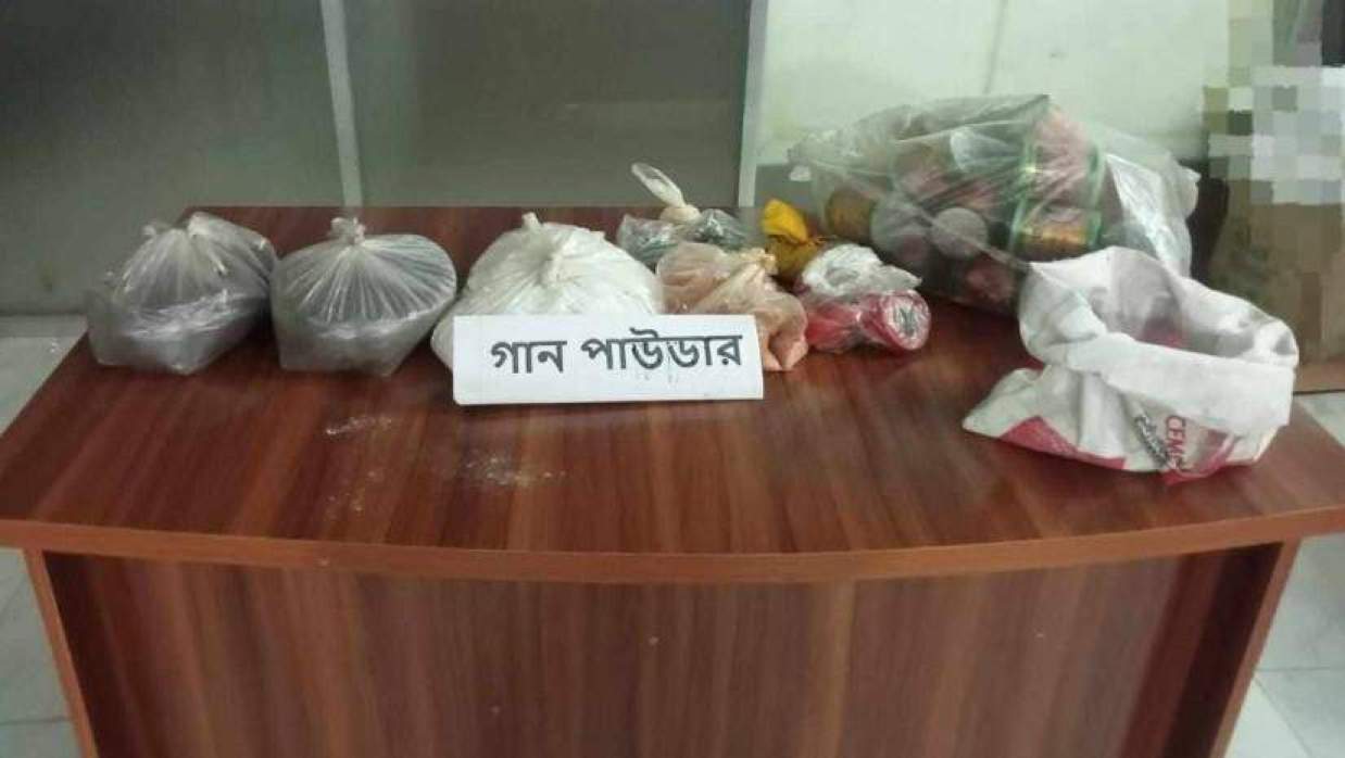 চাঁপাইনবাবগঞ্জে ৯ কেজি গানপাউডারসহ বোমা তৈরির সরঞ্জাম উদ্ধার