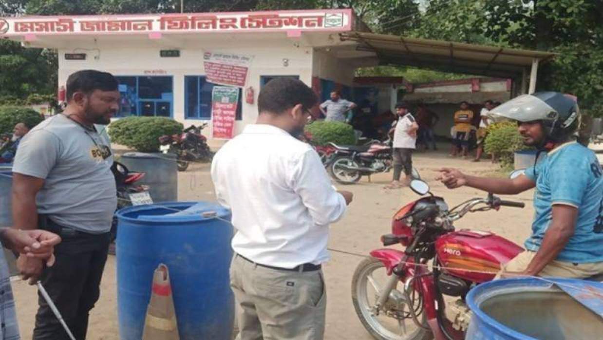 পাম্পে তেল নিতে আসা ৭ মোটরসাইকেলচালককে জরিমানা