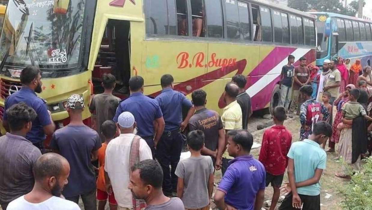 নওগাঁয় গ্যারেজে থাকা বাসের মধ্যে মিলল হেলপারের মরদেহ 