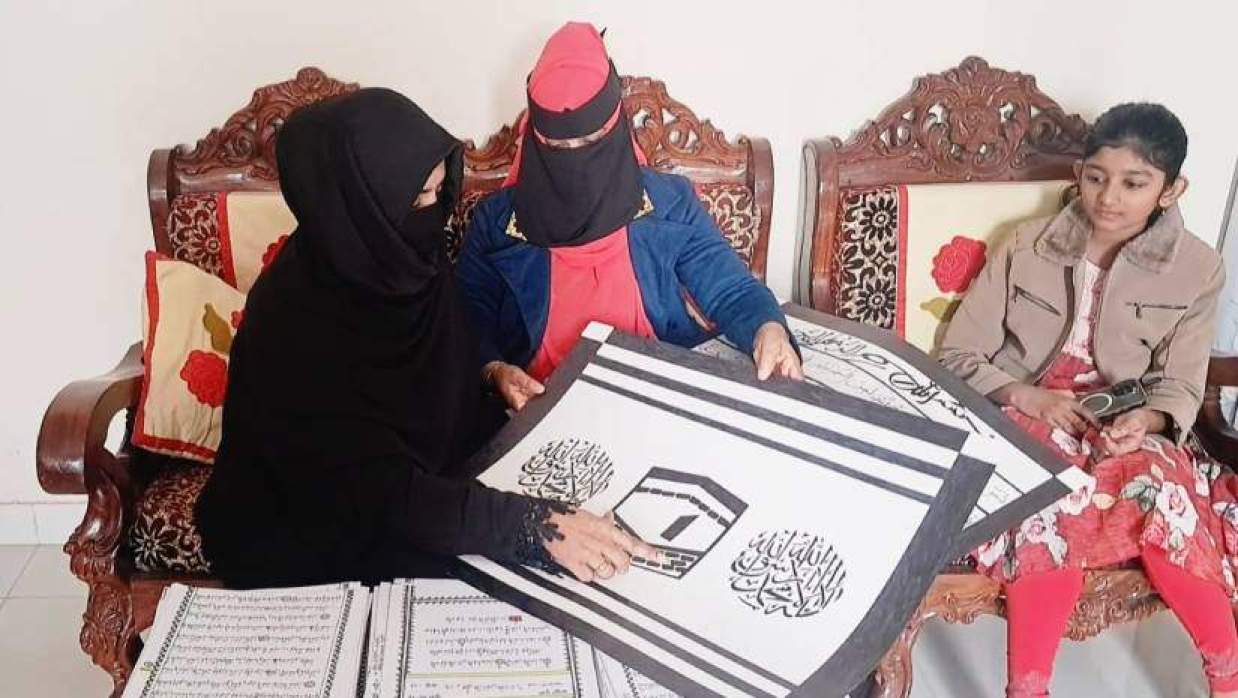 এক হাতে পবিত্র কোরআন লিখে আলোচনায় রত্না আক্তার