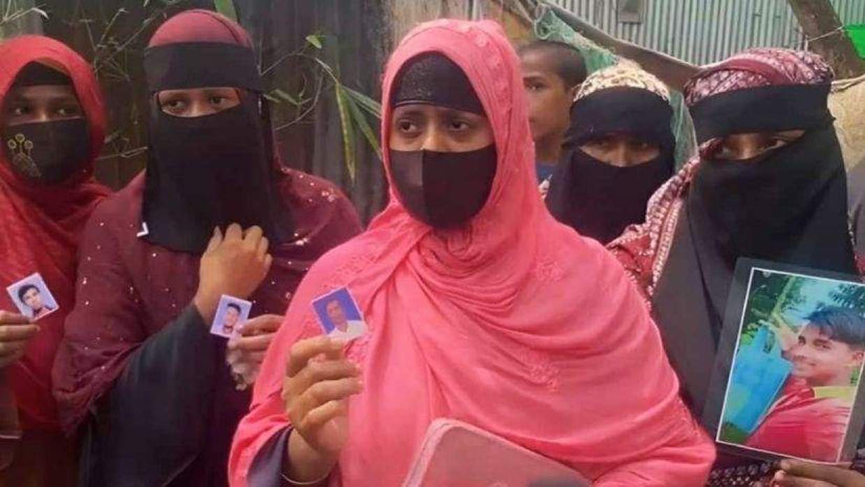 স্বামী,সন্তানদের ছবি হাতে জেলেদের পরিবারগুলো