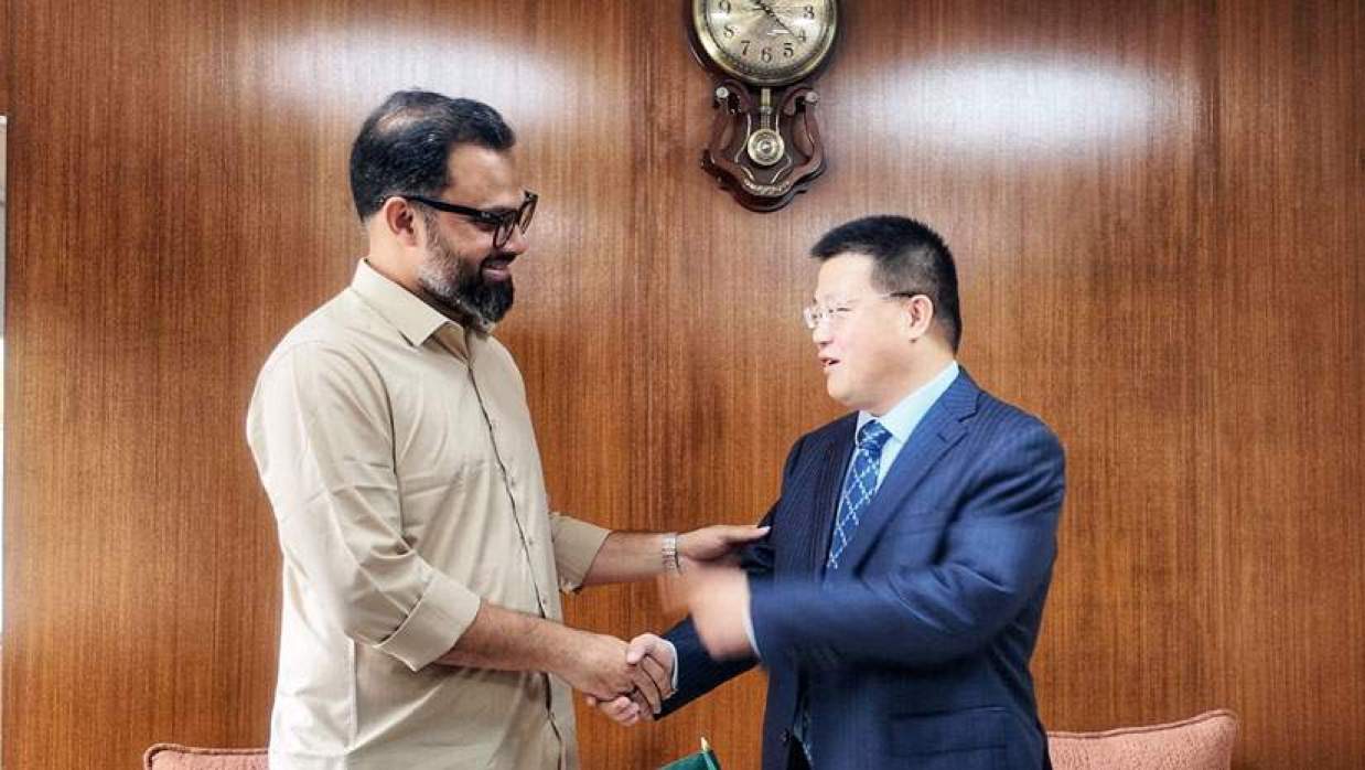 যুব ও ক্রীড়া প্রতিমন্ত্রী মো. আমিনুল হক এবং বাংলাদেশে নিযুক্ত চীনের রাষ্ট্রদূত ইয়াও ওয়েনের সৌজন্য সাক্ষাৎ 