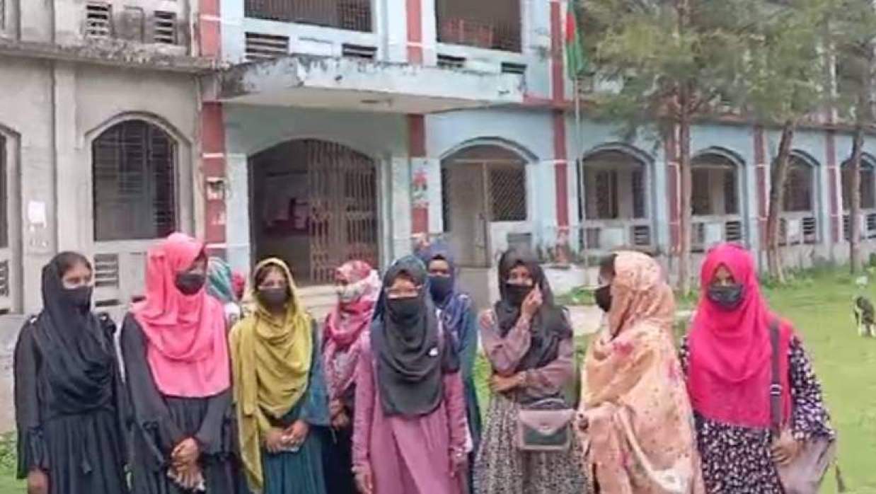 এইচএসসির ফরম ফিলাপ করতে না দেওয়ায় ২৪ শিক্ষার্থীর আত্মহত্যার হুমকি