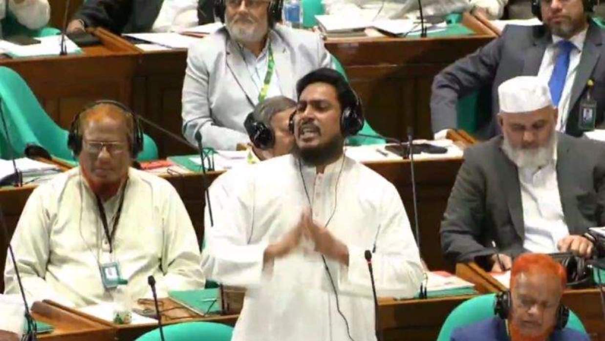 বক্তব্য রাখছেন আখতার আহমেদ