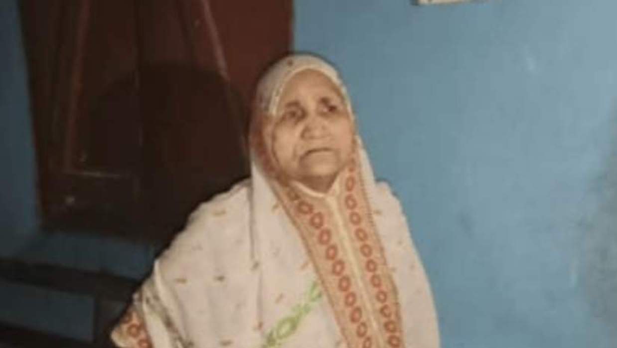 বাড়ি থেকে বের করে দিতে বৃদ্ধাকে নির্যাতনের অভিযোগ