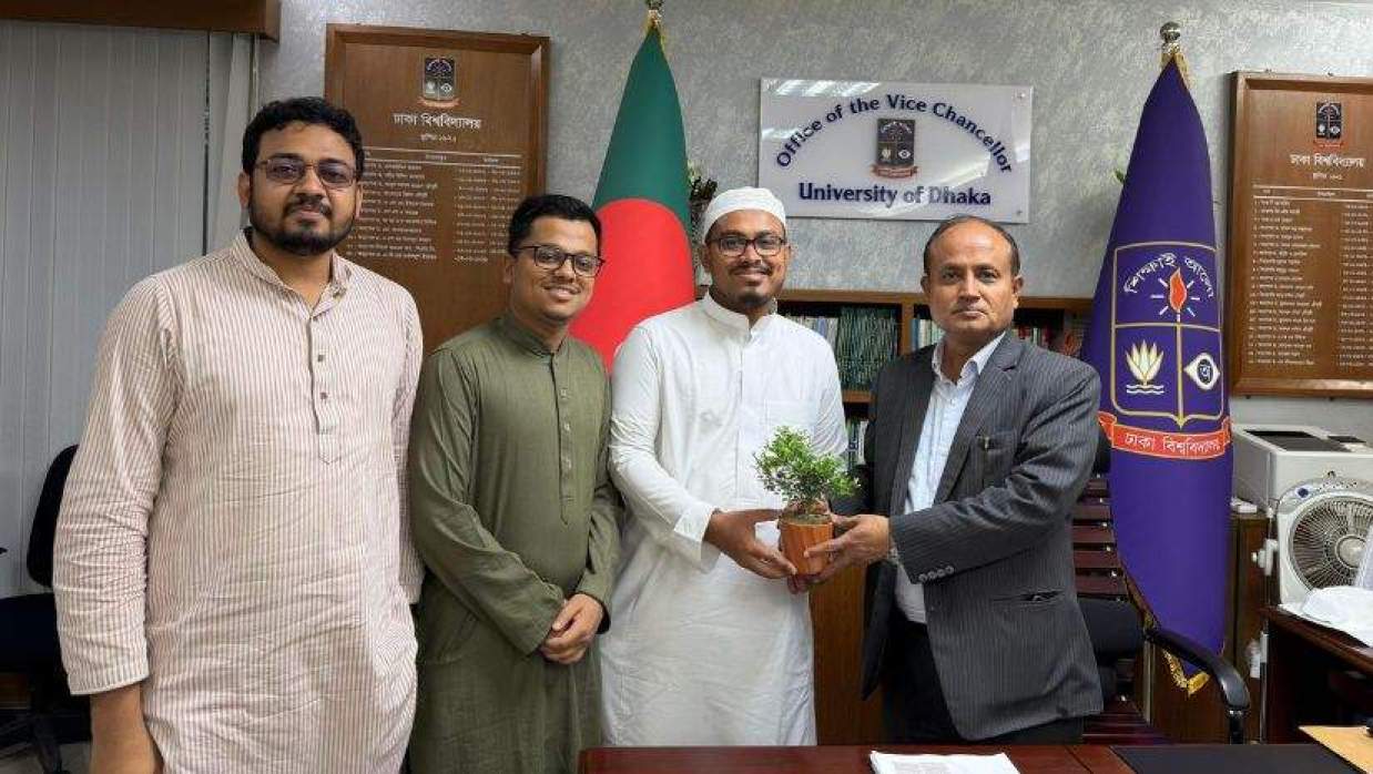 ঢাকা বিশ্ববিদ্যালয়ের নবনিযুক্ত উপাচার্যের সঙ্গে ডাকসু নেতৃবৃন্দের সৌজন্য সাক্ষাৎ