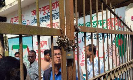 পরীক্ষায় পাস করতে না পেরে কলেজ গেটে তালা