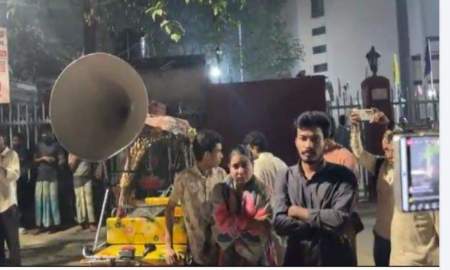 ইমির নেতৃত্বে শাহবাগ থানার সামনে ৭ মার্চের ভাষণ বাজানো হচ্ছে