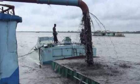 তেঁতুলিয়া নদী থেকে অবৈধ বালু উত্তোলন, বিলীন হচ্ছে তীরের প্রতিরক্ষা বাঁধ