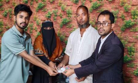 ২ মাসের চেষ্টায় মালিককে খুঁজে সোনার গহনা ফিরিয়ে দিলেন দোকানি