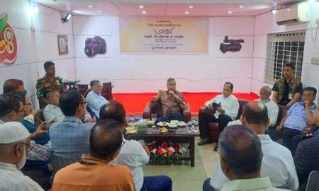 পাবনায় সাংবাদিকদের সঙ্গে আড্ডায় মেতে উঠলেন রাষ্ট্রপতি