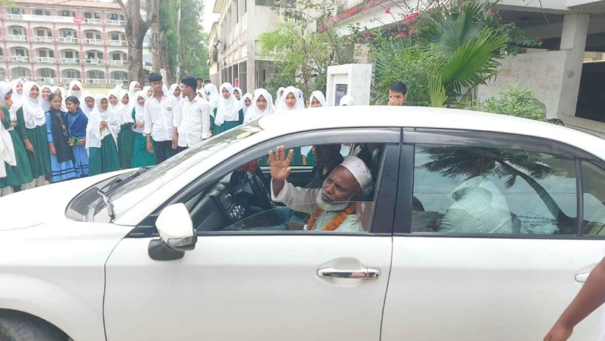 লক্ষ্মীপুরে ৪১ বছর চাকরির পর রাজকীয় বিদায় পেলেন স্কুল কর্মচারী