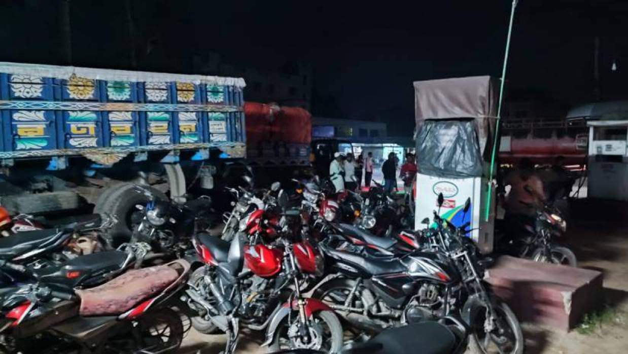 ঝিনাইদহে তেল মজুত রেখে বিক্রি বন্ধ, ৪ পাম্পকে জরিমানা