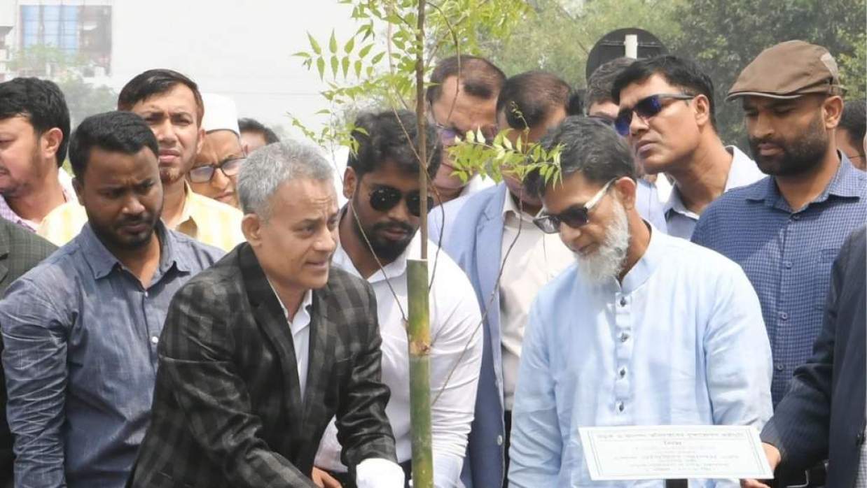 পূর্বাচল এক্সপ্রেসওয়েতে বৃক্ষরোপণ কর্মসূচির উদ্বোধন করেন সড়কমন্ত্রী