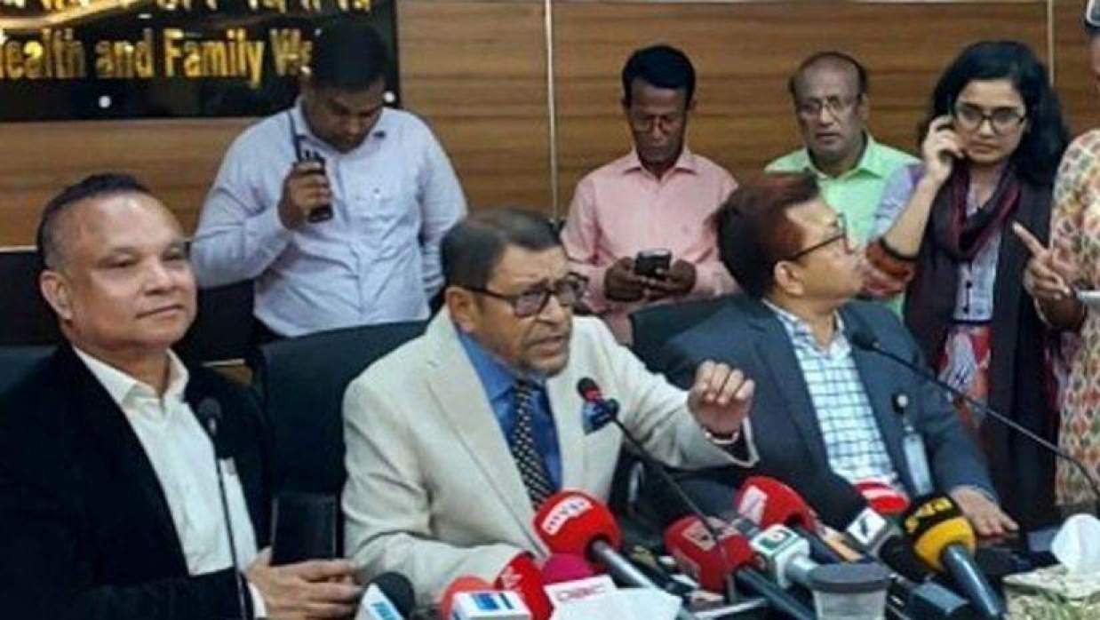 স্বাস্থ্য মন্ত্রণালয়ে ব্রিফিংকালে স্বাস্থ্যমন্ত্রী সরদার সাখাওয়াত হোসেন