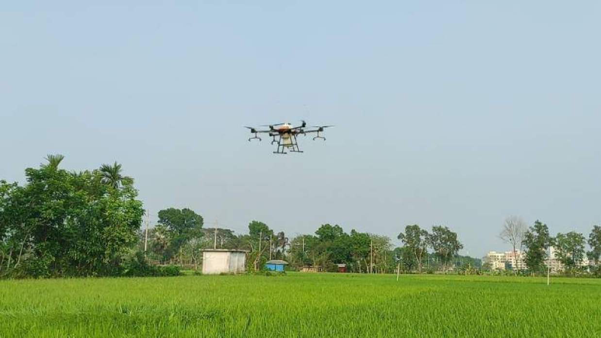 জমিতে ড্রোন প্রযুক্তির মাধ্যমে ন্যানো ইউরিয়ার প্রয়োগ, কৃষিতে নতুন যুগের সূচনা