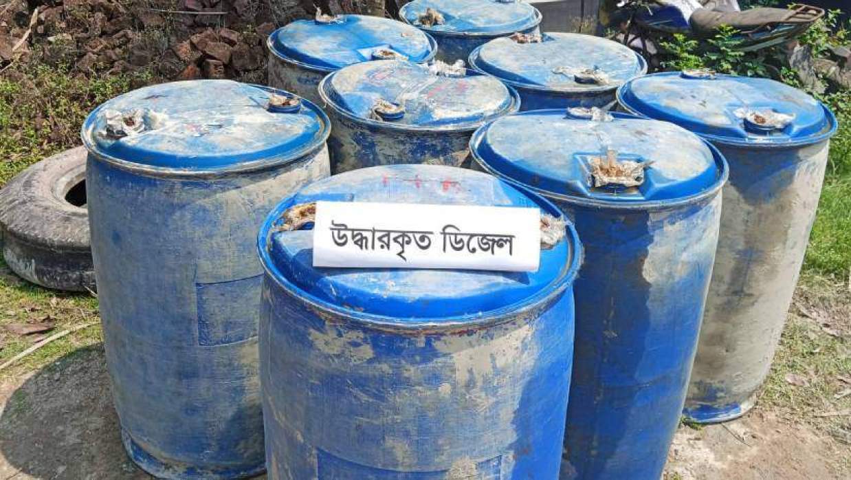 লক্ষ্মীপুরে খালে পড়ে ছিল ড্রামভর্তি ডিজেল