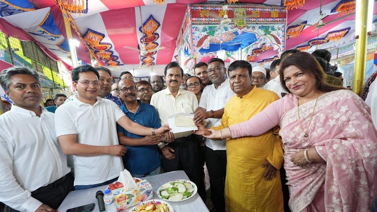 প্রধানমন্ত্রীর পক্ষ থেকে ঢাকা-১৭ আসনে ৪টি মন্দিরে আর্থিক সহায়তা