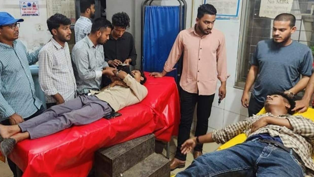 লক্ষ্মীপুরের দালাল বাজারে হামলার শিকার হন ছাত্রদলের দুই নেতা।