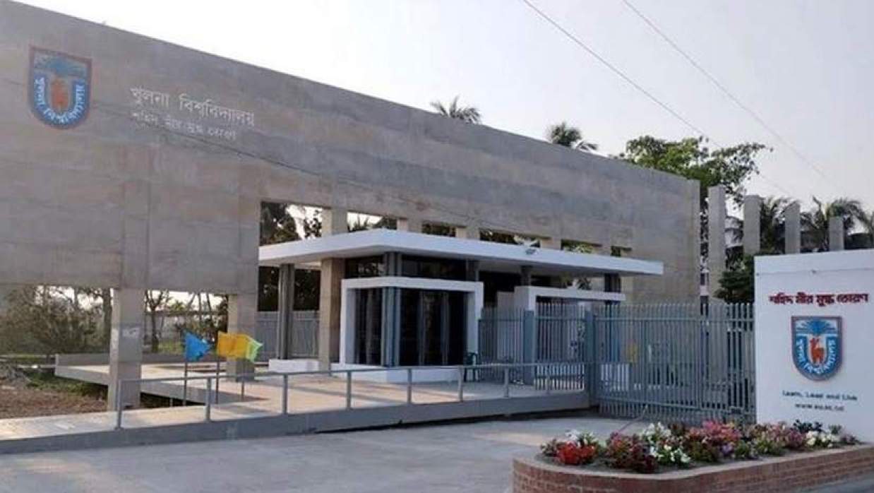 খুবি ছাত্রীর মৃত্যুর প্রতিবাদে ক্লাস বর্জন, বিচার দাবিতে ডিবি অফিস ঘেরাওয়ের ঘোষণা