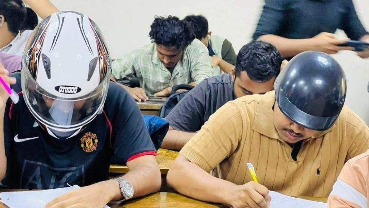 হেলমেট পরে পরীক্ষা দিলেন জবি শিক্ষার্থীরা