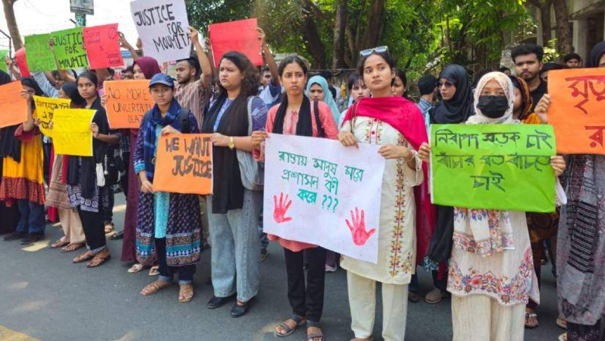 সড়ক দুর্ঘটনায় খুবি ছাত্রী নিহতের প্রতিবাদে ডিসি অফিস ঘেরাও, বিচার দাবি