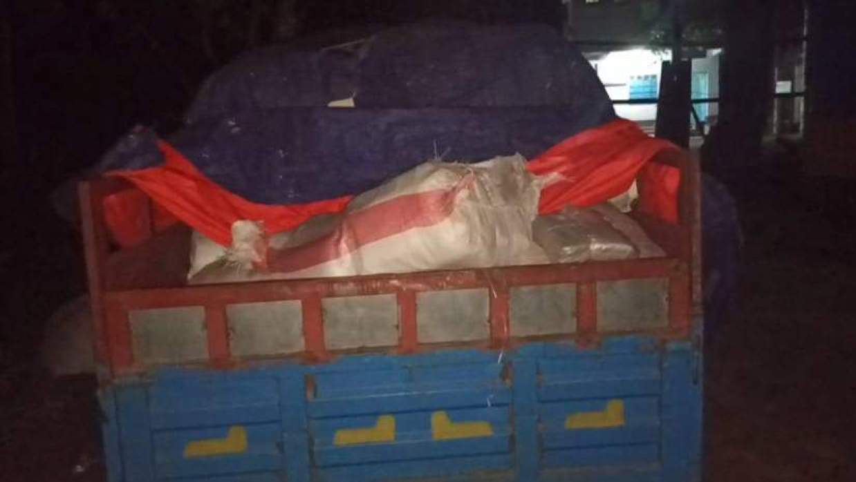 ঝালকাঠিতে বিপুল পরিমাণ অবৈধ পলিথিনসহ দুই মিনিট্রাক জব্দ