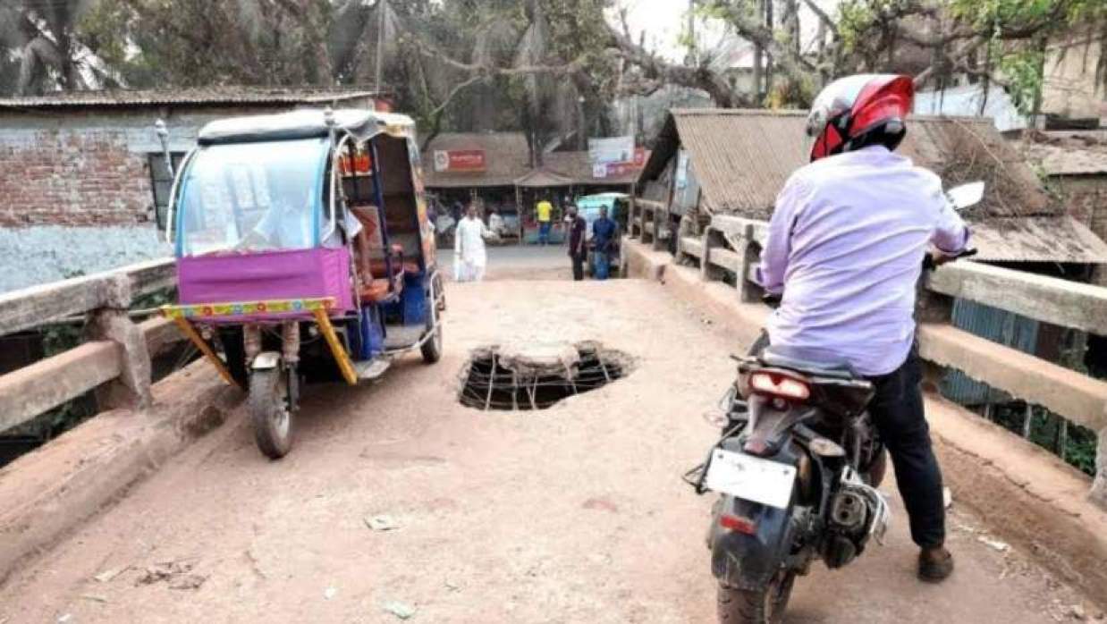 সেতুর মাঝখানে গর্ত, ঝুঁকিতে ২০ হাজার মানুষ