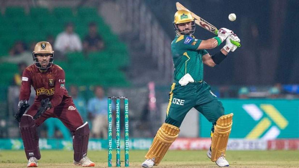 কোহলিকে ছুঁয়ে বাবরকে চোখ রাঙাচ্ছেন ফারহান