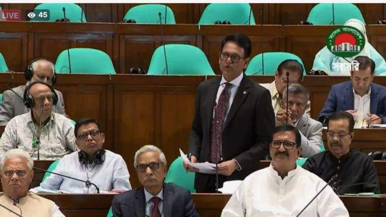 সংসদে শিক্ষামন্ত্রী কথা বলছেন