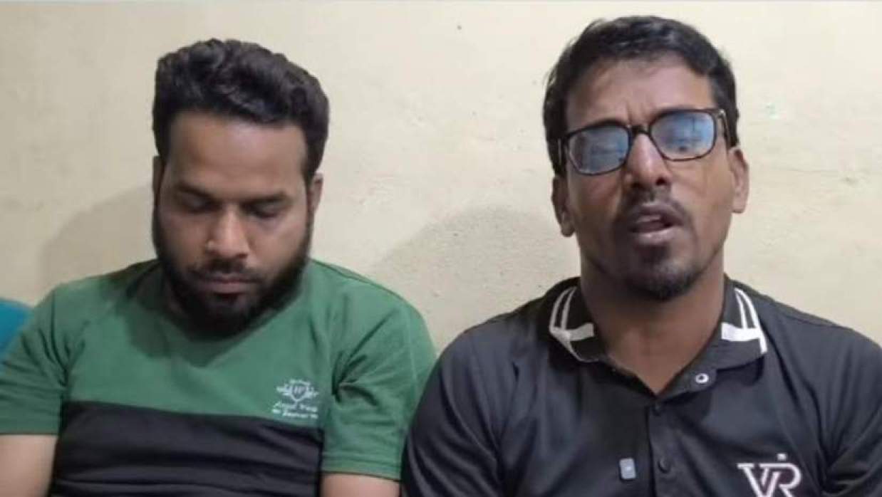 দুই সাংবাদিককে হাতকড়া পরিয়ে থানায় নিলেন এসিল্যান্ড