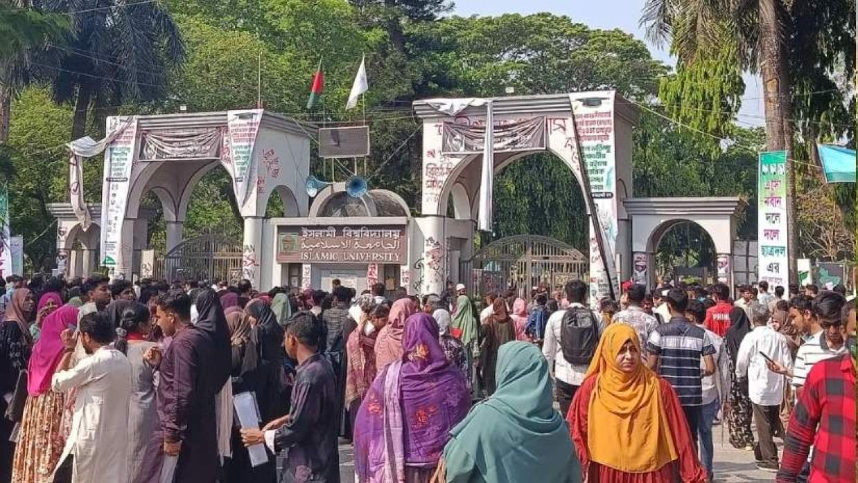 ভর্তি পরীক্ষার্থী ও অভিভাবকদের আগমন