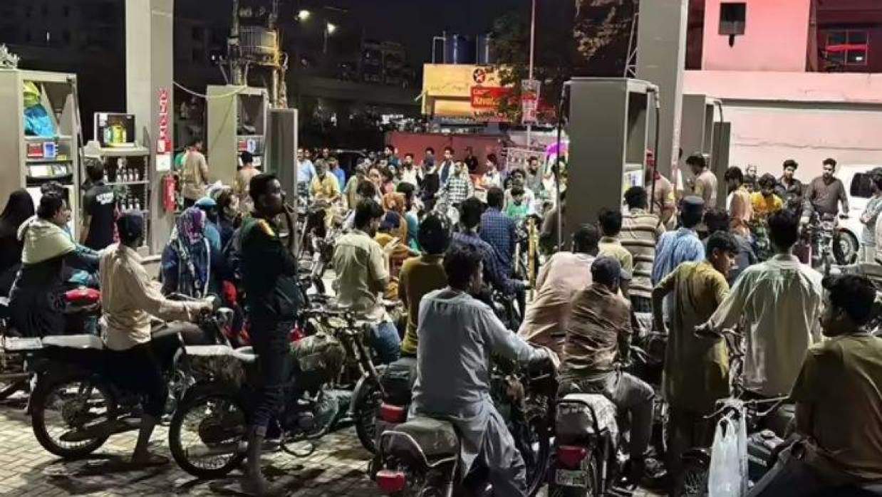 পাকিস্তানে এক রাতের মধ্যে জ্বালানির দাম দ্বিগুণ, পেট্রোল বেড়ে ৪৩%