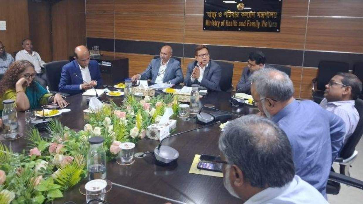 জরুরি টিকাদান কর্মসূচি: ‘অবহেলিত’ স্বাস্থ্যকর্মীদের সঙ্গে বৈঠকে মন্ত্রণালয়, দাবি পূরণের আশ্বাস