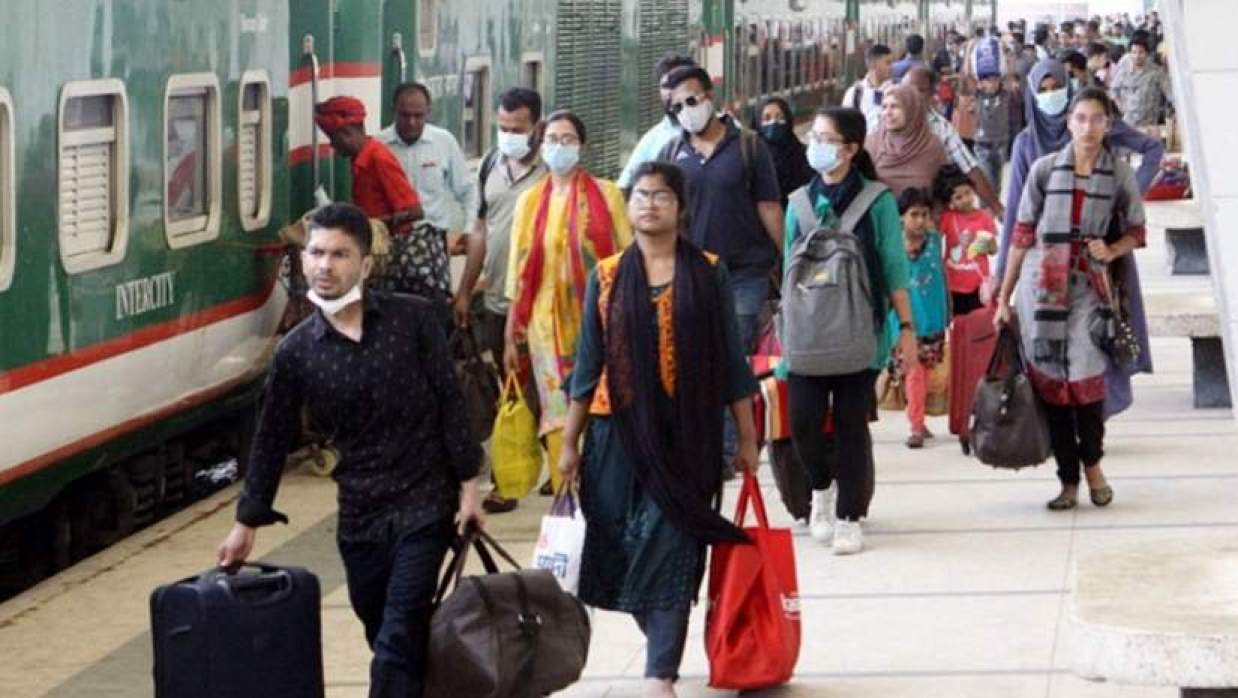 ঢাকা ছাড়ছে মানুষ