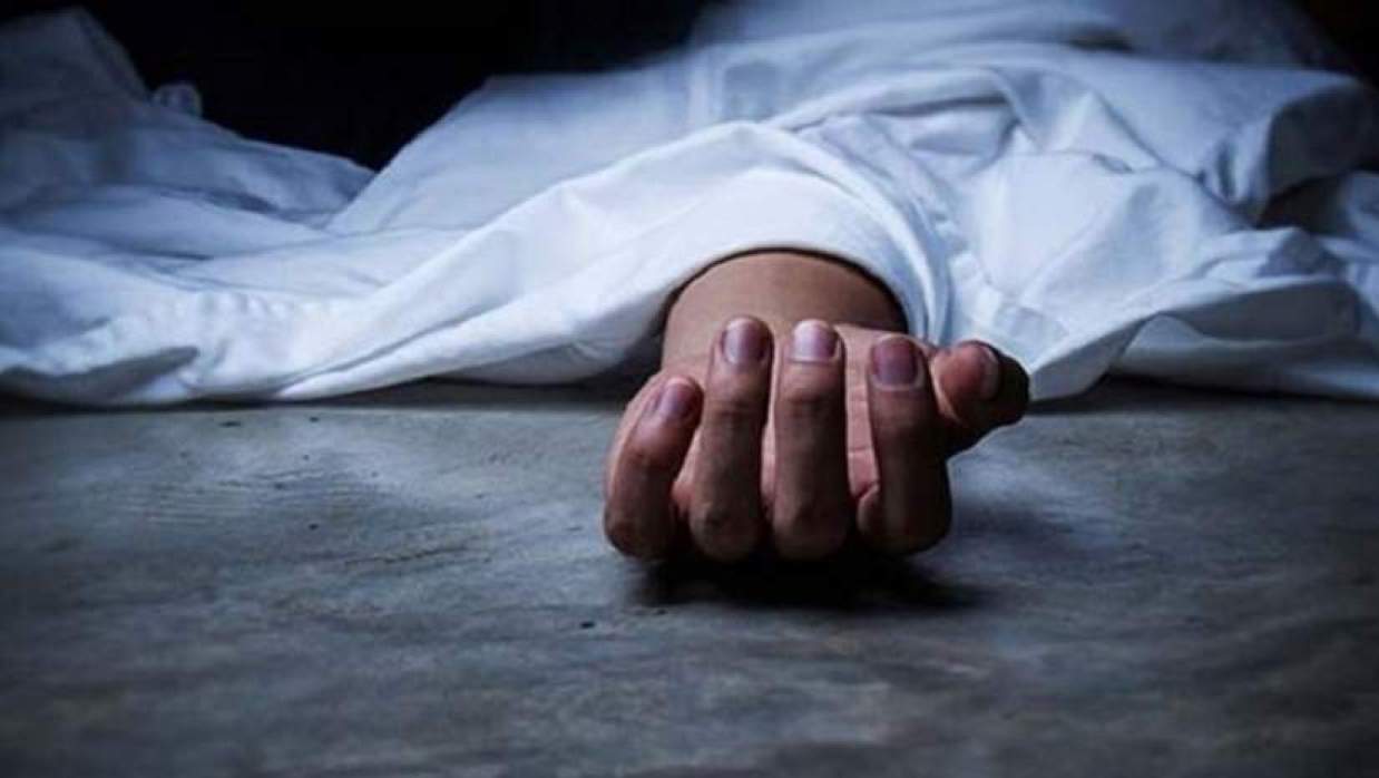 খাটে ছেলের মরদেহ, ফ্যানে ঝুলছিলেন মা