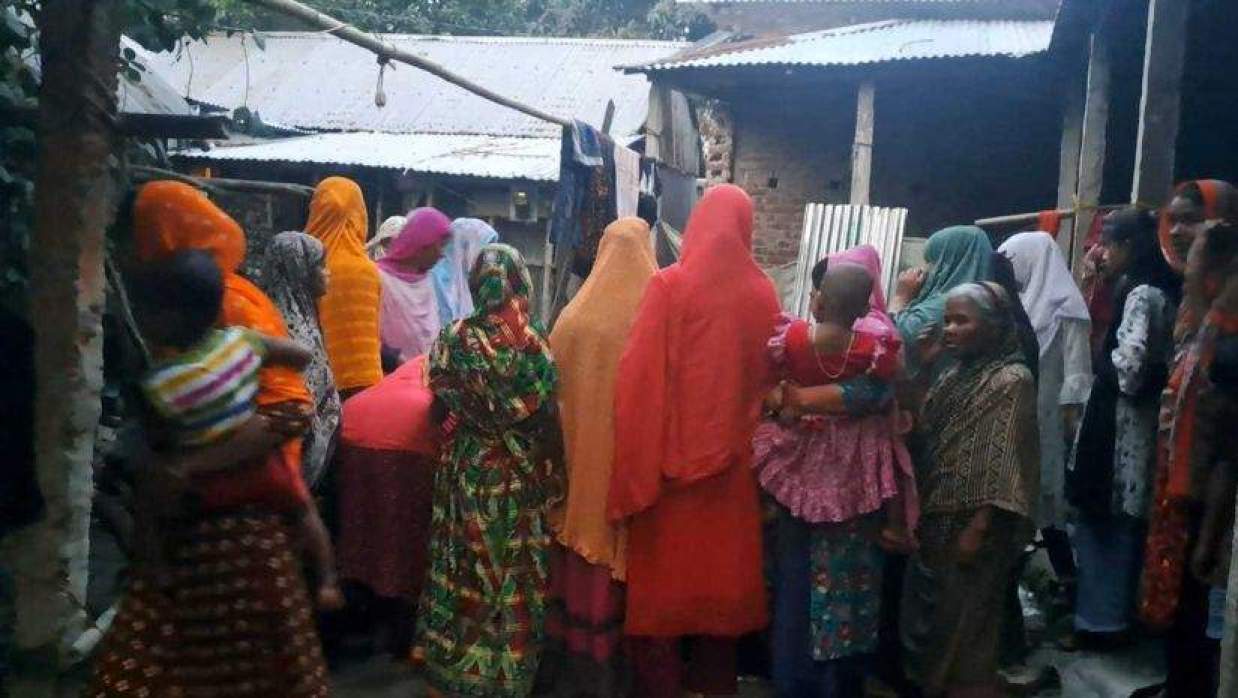 বিদ্যুৎস্পৃষ্ট স্কুলছাত্রকে উদ্ধারে গিয়ে একই পরিবারের দুইজনের মৃত্যু