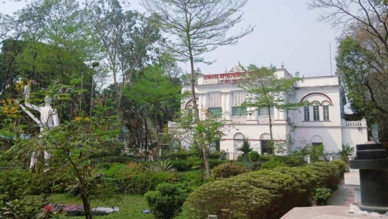 ভুয়া কর্মকর্তা পরিচয়ে ডিসির সঙ্গে প্রতারণা, তিনজন আটক