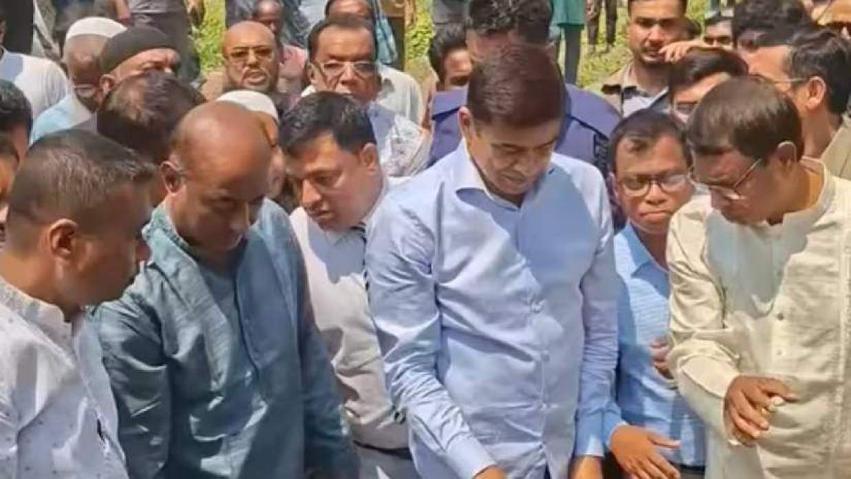 খাল খনন উদ্বোধনী অনুষ্ঠানে প্রধান অতিথি ছিলেন আইন, বিচার ও সংসদবিষয়ক মন্ত্রী অ্যাডভোকেট মো. আসাদুজ্জামান