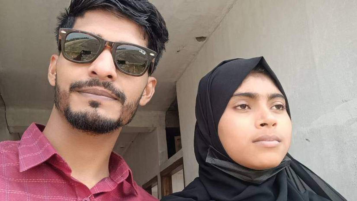 ওষুধ কিনতে গিয়ে প্রেম, বিয়ের দাবিতে ছাত্রলীগ নেতার দোকানে কলেজছাত্রী