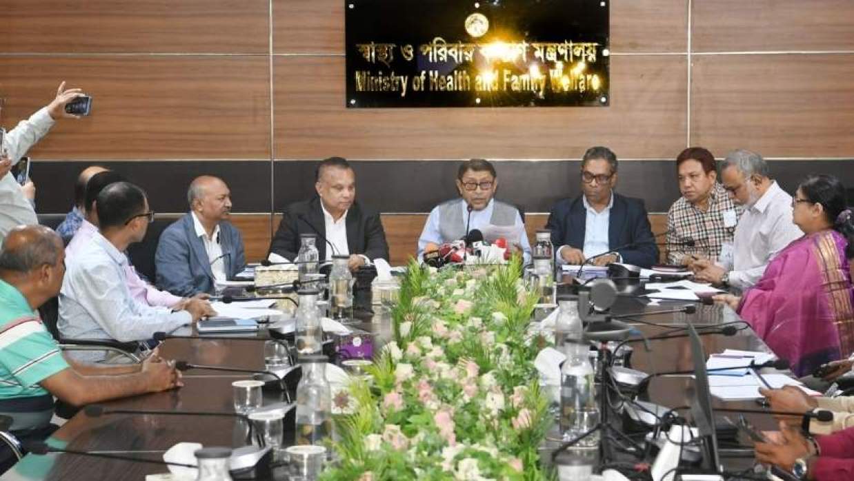স্বাস্থ্য মন্ত্রণালয়ের সভাকক্ষে এই প্রেস ব্রিফিং অনুষ্ঠিত হয়