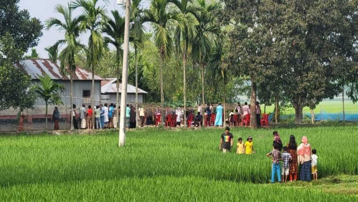 শেষবারের মতো আজিমুলকে দেখতে বাড়িতে ভিড় করেন এলাকাবাসী।